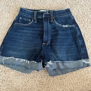 Curvy ultra high rise curvy mom short 
Size 00/000 Hollister